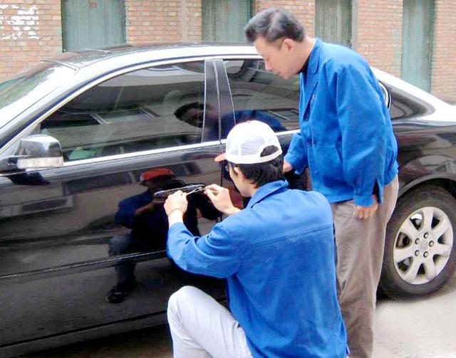 西双版纳汽车钥匙丢在车里面怎么办?